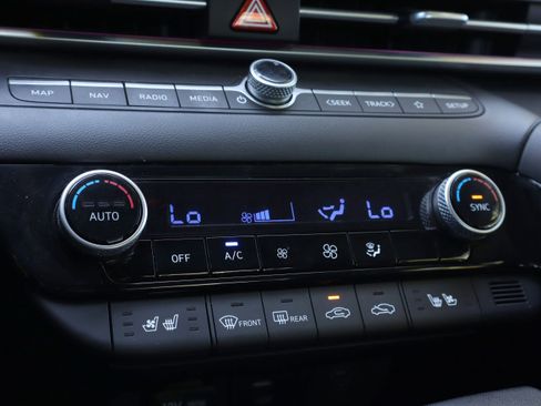 Used 2024 Hyundai Elantra Limited image 18