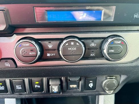 Used 2022 Toyota Tacoma TRD Off-Road w/ Technology Package AWD/4WD image 15