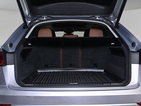 Used 2022 Audi Q8 Premium image 22