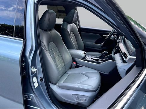 Used 2022 Toyota Highlander XLE AWD/4WD image 8