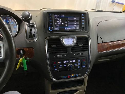 Used 2014 Chrysler Town & Country Touring image 43