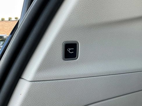 Used 2023 Chrysler Pacifica Touring-L FWD image 28