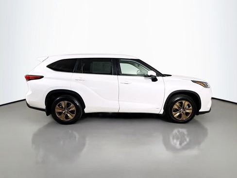 Used 2023 Toyota Highlander Bronze Edition AWD/4WD image 9