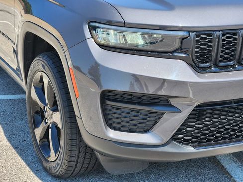 Used 2023 Jeep Grand Cherokee Altitude AWD/4WD image 9