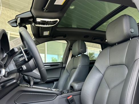 Certified 2025 Porsche Macan Turbo AWD/4WD image 5