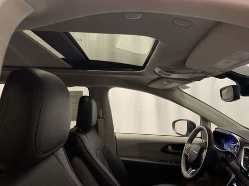 Used 2020 Chrysler Pacifica Limited w/ Advanced Safetytec Group FWD image 37