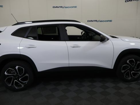 New 2026 Chevrolet Trax RS w/ Sunroof Package FWD image 5