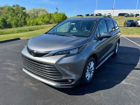 New 2026 Toyota Sienna XLE AWD/4WD image 7