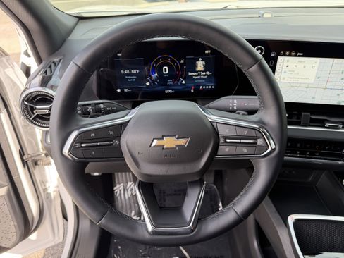 Used 2025 Chevrolet Equinox LT FWD image 18