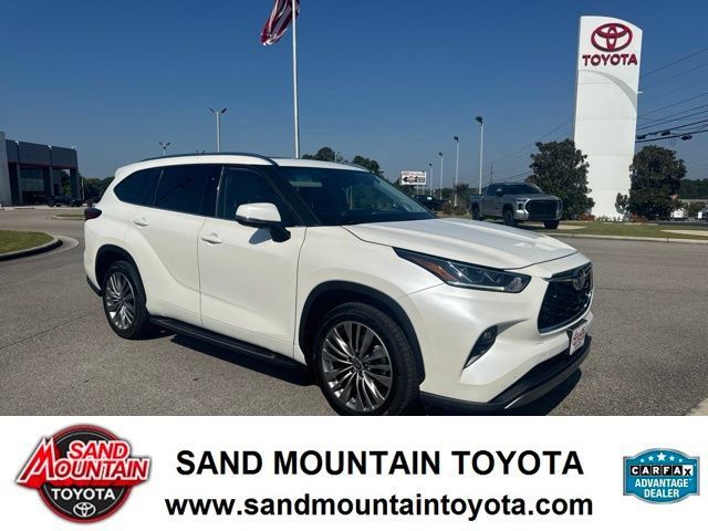 Used 2021 Toyota Highlander Platinum FWD image 1