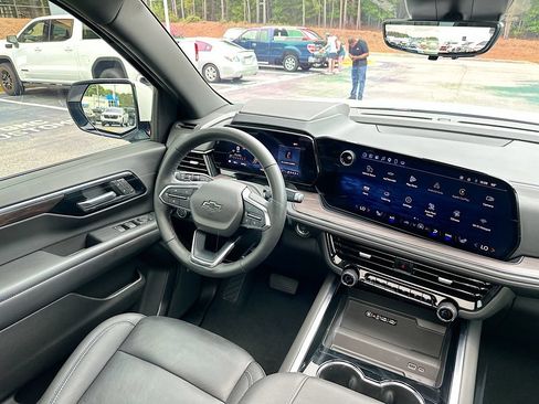 Used 2025 Chevrolet Suburban Z71 w/ Z71 Off-Road Package AWD/4WD image 19