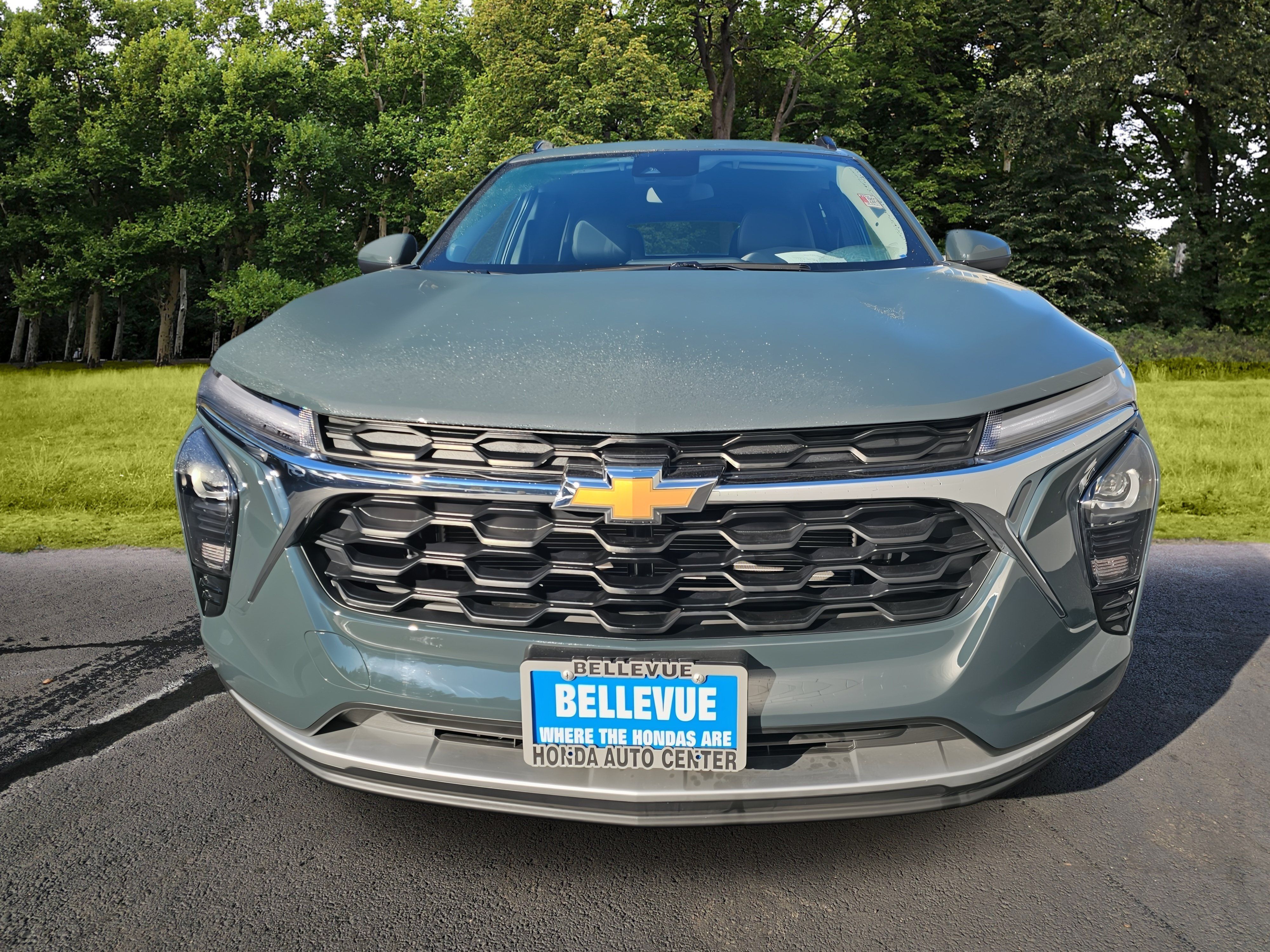 Used 2025 Chevrolet Trax LT w/ LT Convenience Package FWD image 2