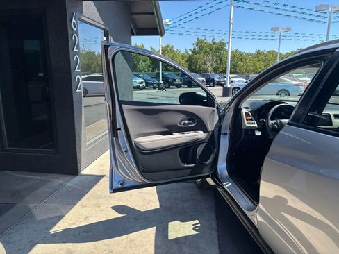 Used 2019 Honda HR-V EX image 7