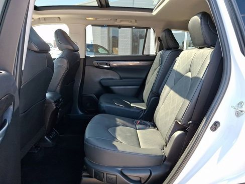 Used 2022 Toyota Highlander Platinum image 10