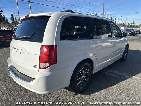 Used 2017 Dodge Grand Caravan SXT image 7