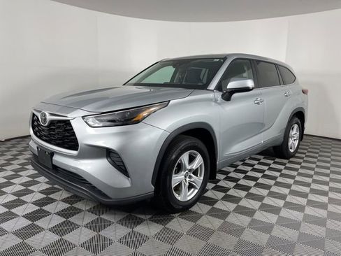Used 2023 Toyota Highlander L FWD image 6