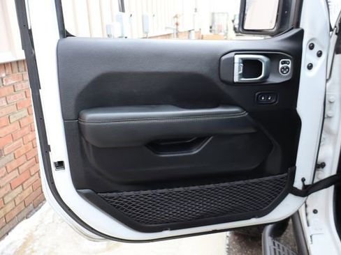 Used 2020 Jeep Wrangler Unlimited Sahara image 9