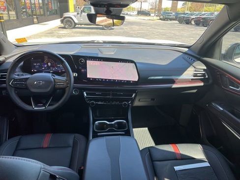 Used 2025 Chevrolet Traverse RS image 22