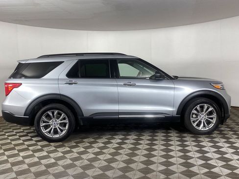 Used 2023 Ford Explorer XLT w/ Equipment Group 202A AWD/4WD image 4