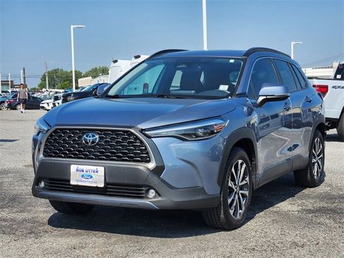 Used 2023 Toyota Corolla Cross XLE image 3