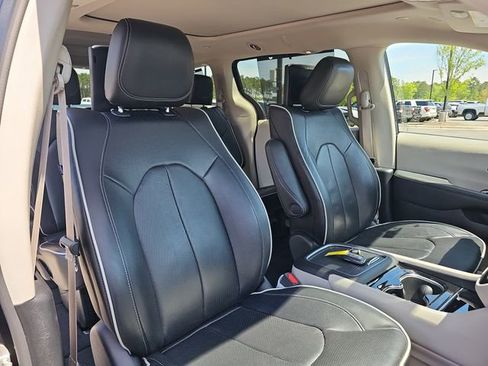Used 2023 Chrysler Pacifica Limited w/ Uconnect Theater Family Group AWD/4WD image 11