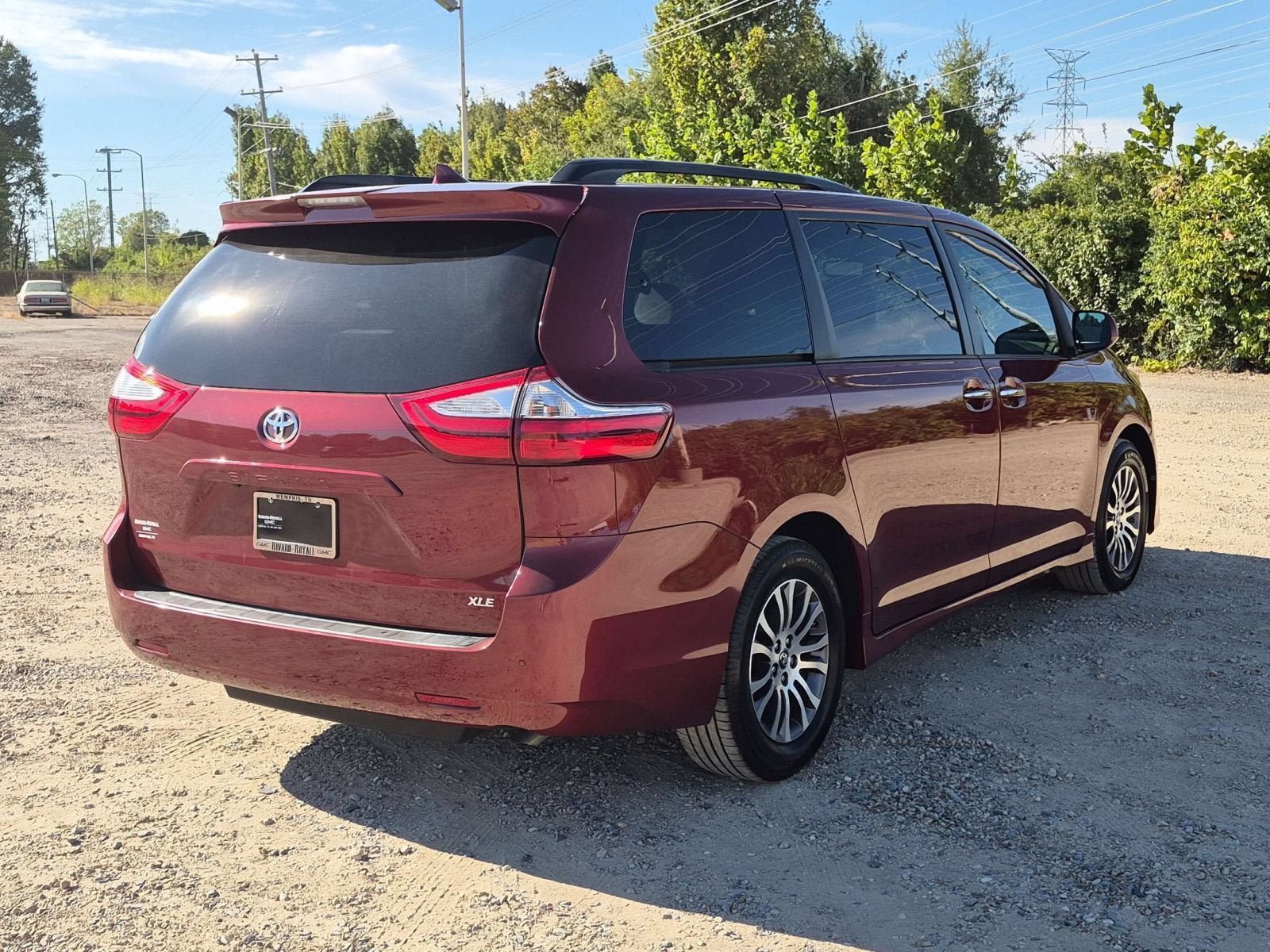 Used 2019 Toyota Sienna XLE w/ XLE Navigation Package FWD image 6
