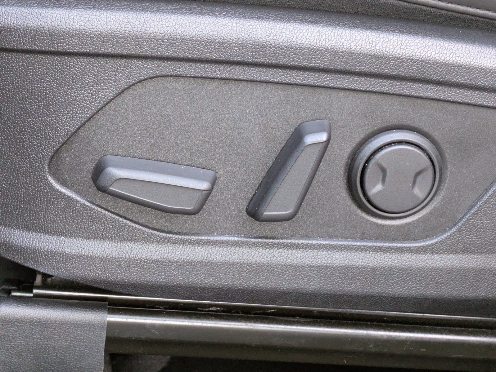 Certified 2025 Kia Sorento SX FWD image 18
