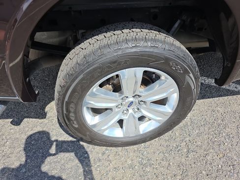 Used 2018 Ford F150 Platinum w/ Equipment Group 701A Luxury AWD/4WD image 38