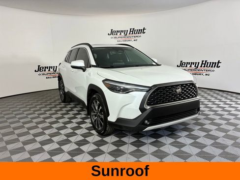 Used 2024 Toyota Corolla Cross XLE image 6