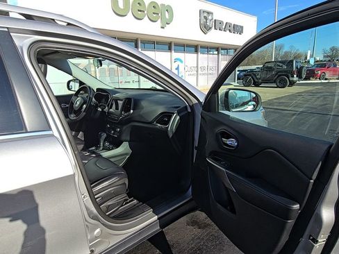 Certified 2019 Jeep Cherokee Latitude Plus w/ Cold Weather Group image 18