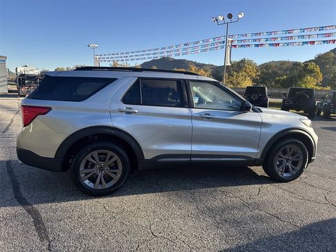 Used 2023 Ford Explorer XLT w/ Equipment Group 202A image 3