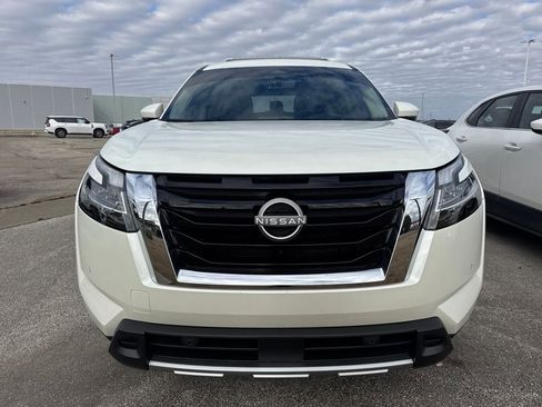 Used 2024 Nissan Pathfinder SL image 2