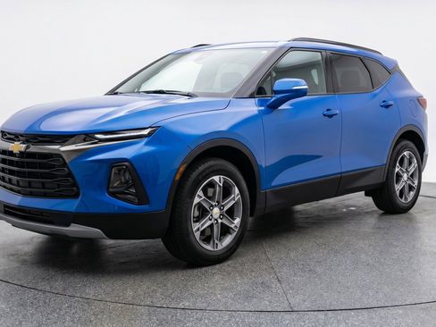 Used 2025 Chevrolet Blazer LT FWD image 3