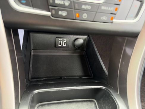 Used 2019 Ford Fusion SE FWD image 22