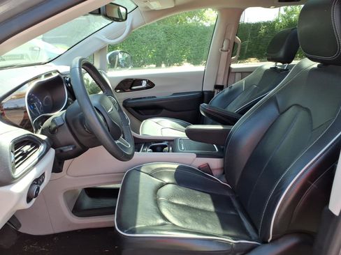 Used 2023 Chrysler Pacifica Limited FWD image 25