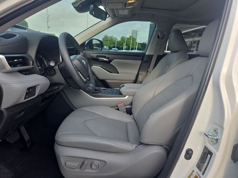 Used 2024 Toyota Highlander XLE image 17