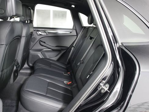 Used 2025 Porsche Macan image 33