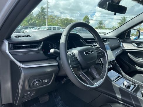 Certified 2025 Jeep Grand Cherokee Limited w/ Black Appearance Package image 12