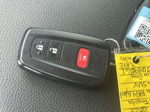 Used 2025 Toyota RAV4 XLE AWD/4WD image 29