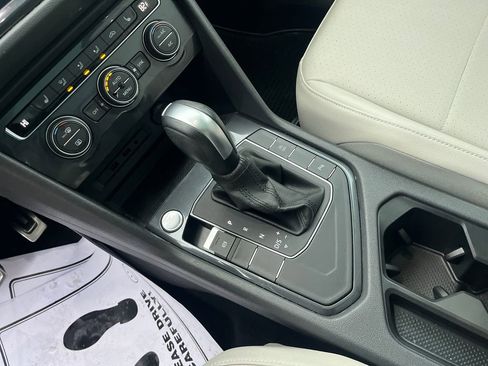 Used 2020 Volkswagen Tiguan SE R-Line image 26