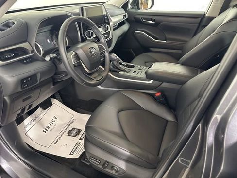 Used 2025 Toyota Highlander XLE image 10
