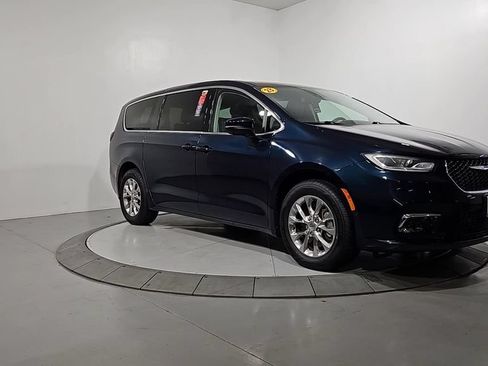 Used 2023 Chrysler Pacifica Touring-L AWD/4WD image 8