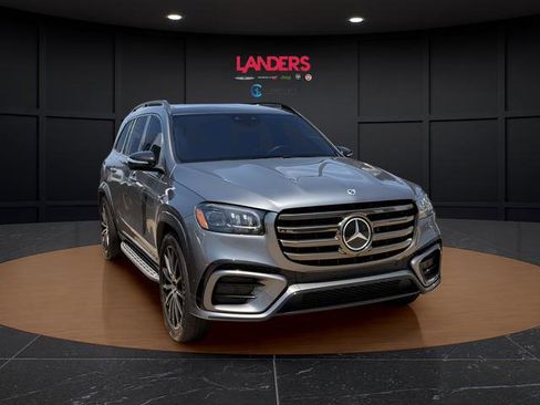 Used 2025 Mercedes-Benz GLS 580 4MATIC image 2