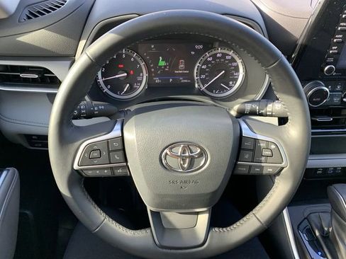 Used 2022 Toyota Highlander XLE image 19