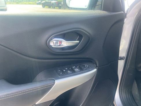 Used 2018 Jeep Cherokee Latitude Plus FWD image 15