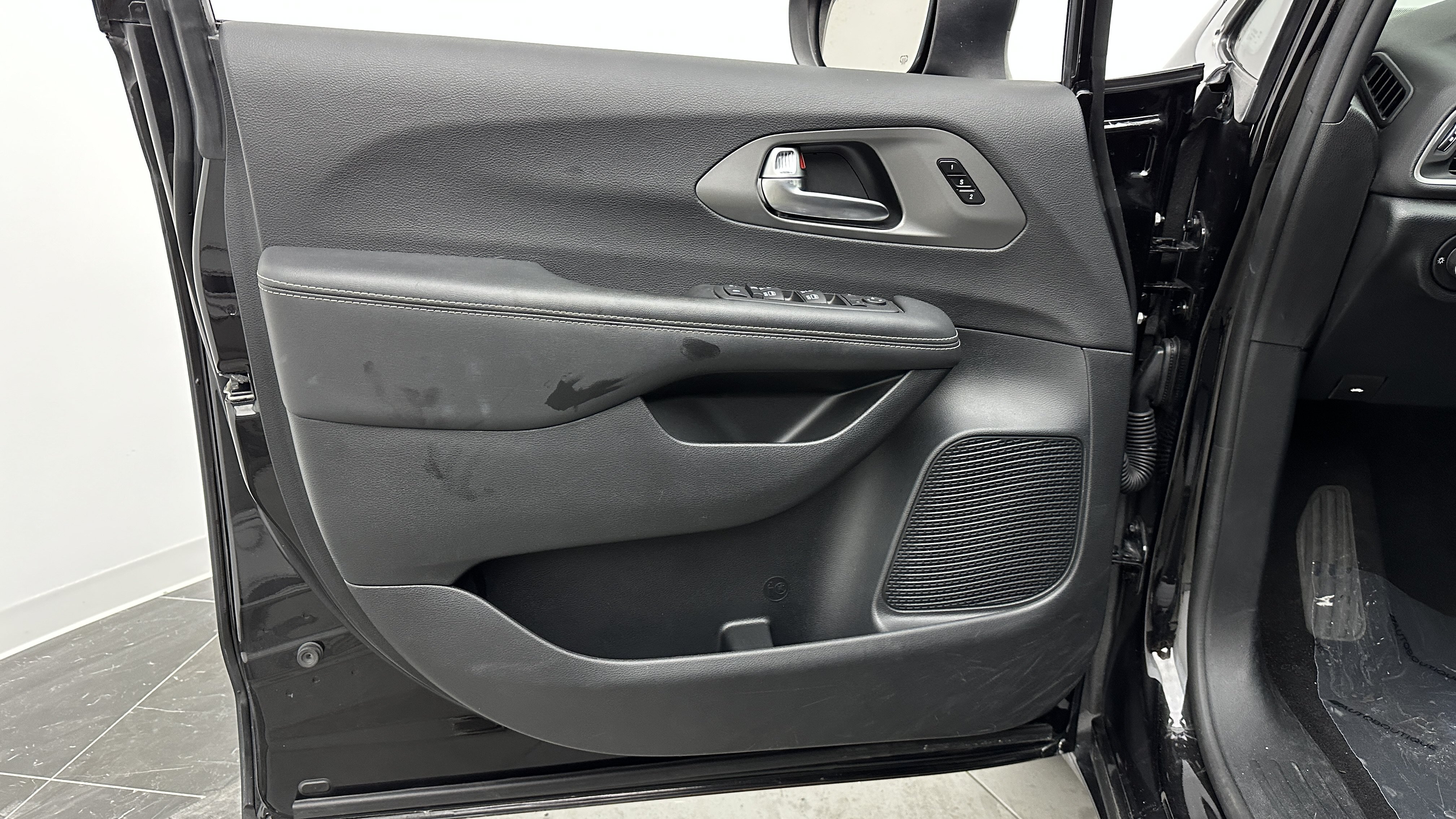 Used 2025 Chrysler Pacifica Select FWD image 10