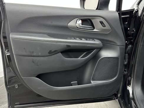 Used 2025 Chrysler Pacifica Select image 10