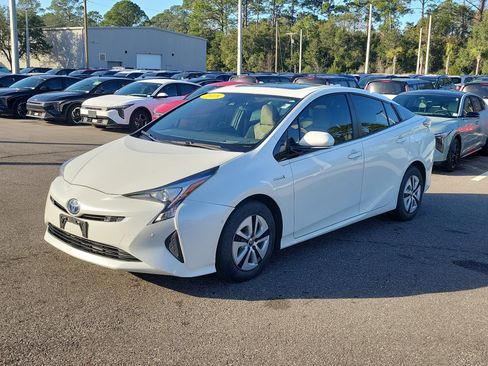 Used 2018 Toyota Prius Four image 3