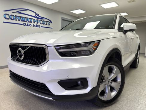 Used 2022 Volvo XC40 T5 Momentum image 1