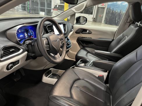 Used 2024 Chrysler Pacifica Select image 10